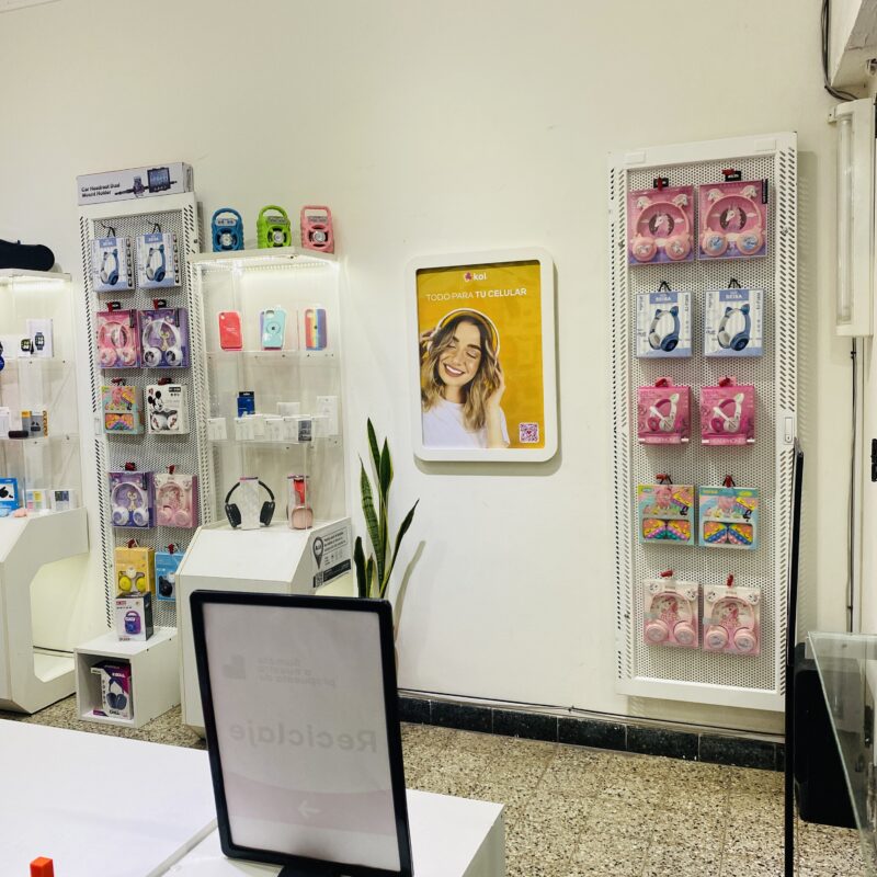 Interior de un local KOL en Santo Tomé: paredes con auriculares y accesorios